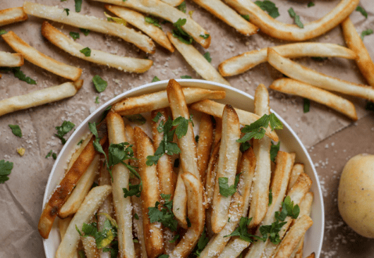 Descubre la receta para preparar unas papas crujientes excepcionales en tu establecimiento gastronómico